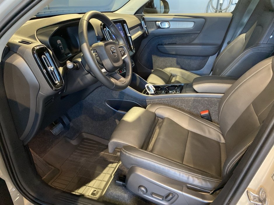 2025 Volvo XC40 B5 AWD Plus Dark Theme-9