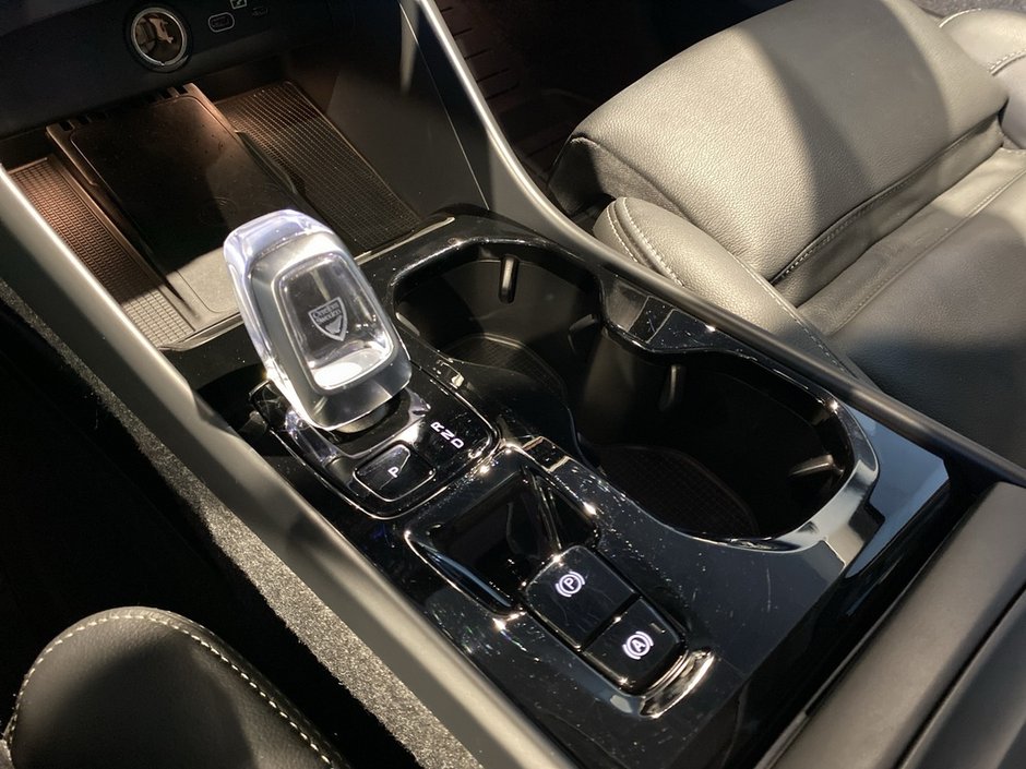 2025 Volvo XC40 B5 AWD Plus Dark Theme-12