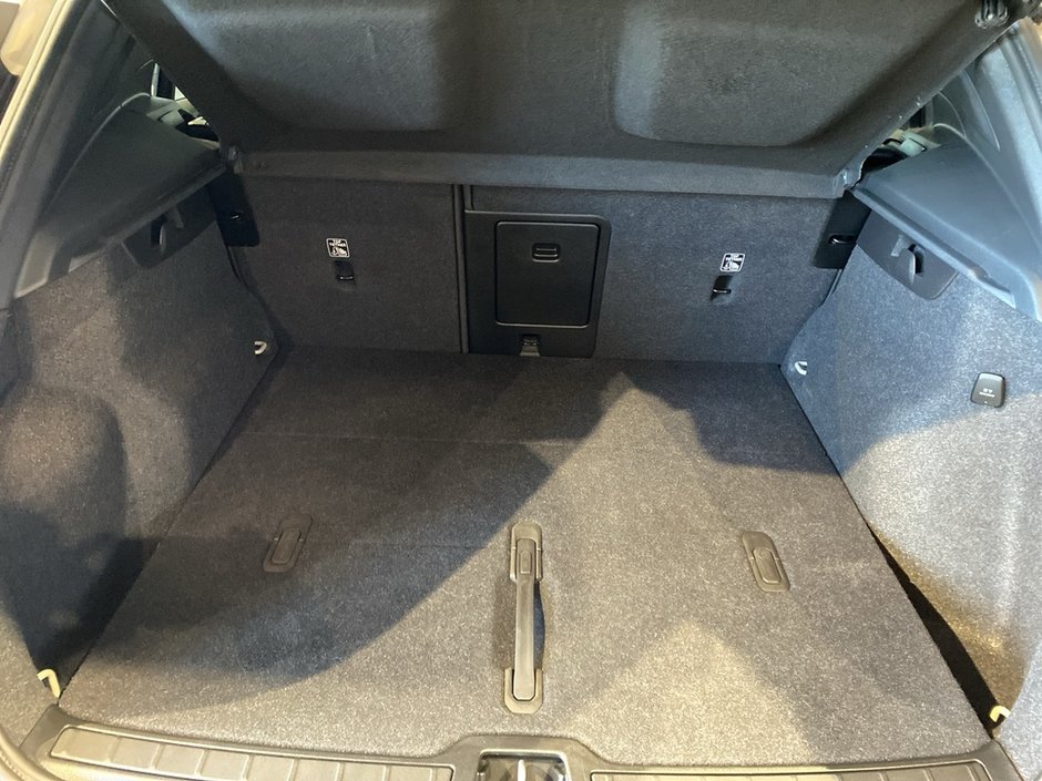 2025 Volvo XC40 B5 AWD Plus Dark Theme-19