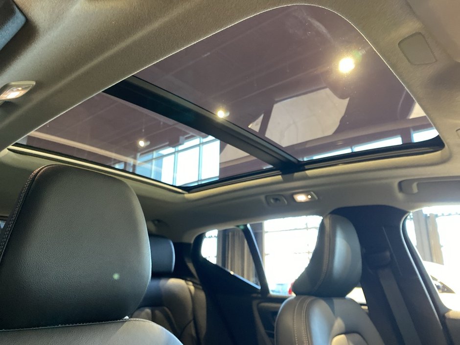 2025 Volvo XC40 B5 AWD Plus Dark Theme-24