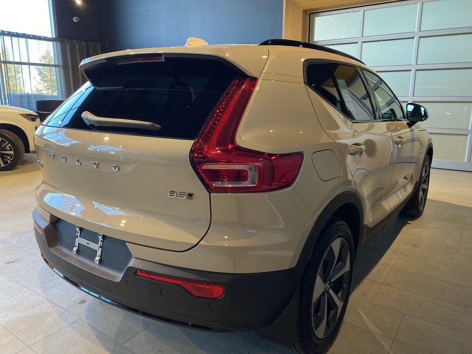 2025 Volvo XC40 B5 AWD Plus Dark Theme-4