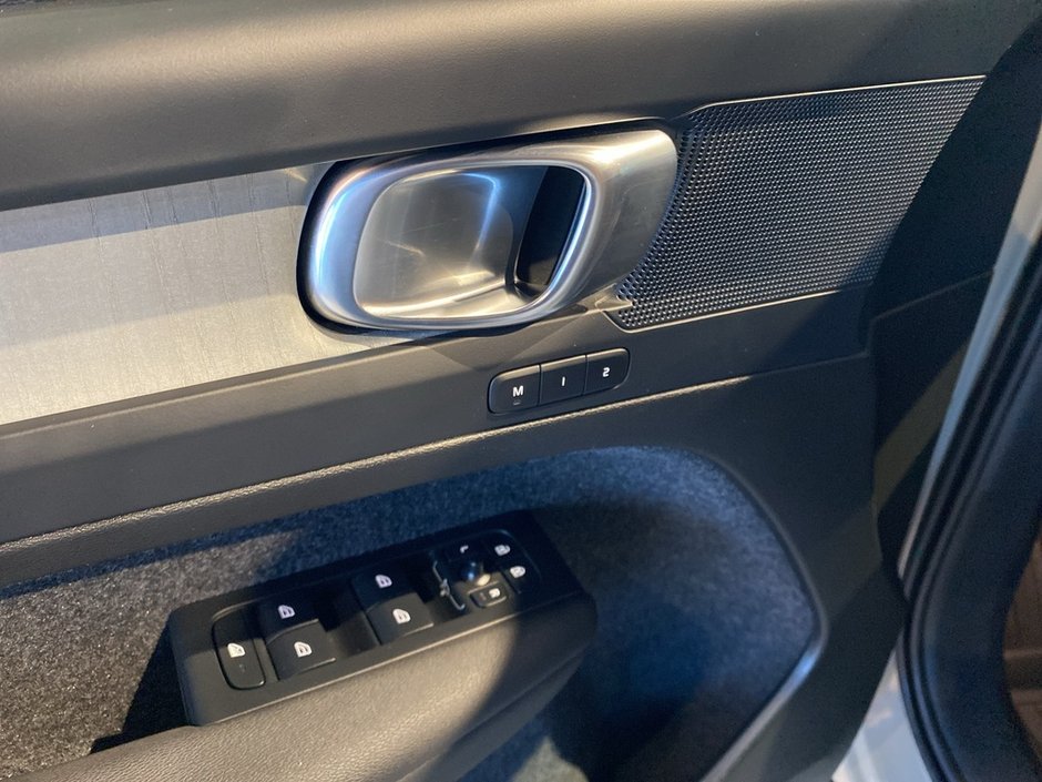 2025 Volvo XC40 B5 AWD Plus Dark Theme-11