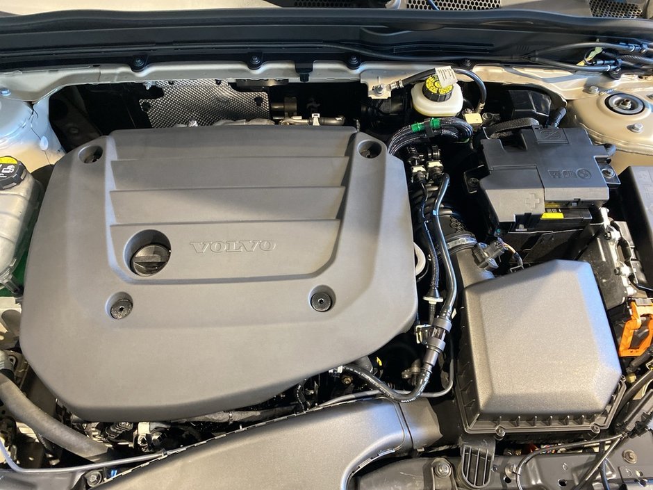 2025 Volvo XC40 B5 AWD Plus Dark Theme-25