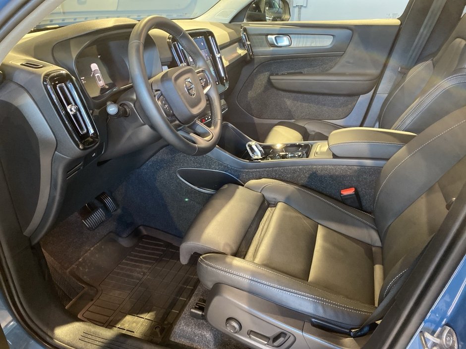 2025 Volvo XC40 B5 AWD Plus Dark Theme-9