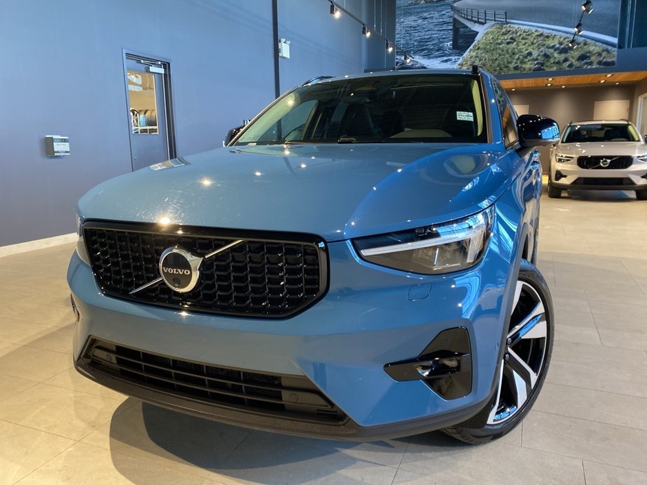 2025 Volvo XC40 B5 AWD Plus Dark Theme-0