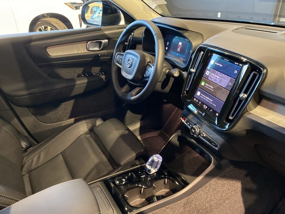 2025 Volvo XC40 B5 AWD Plus Dark Theme-23