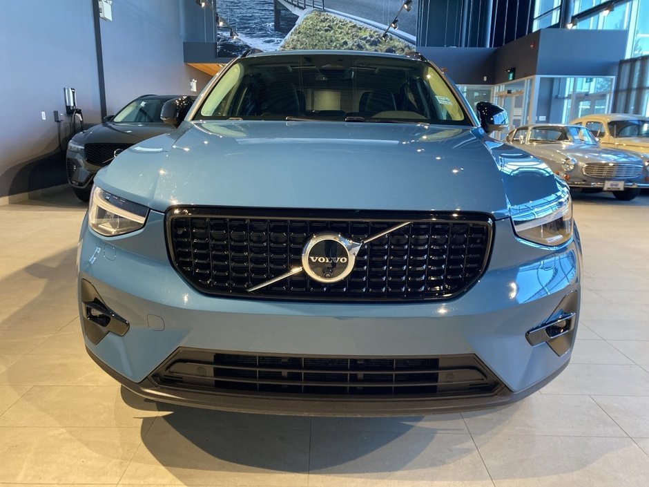 2025 Volvo XC40 B5 AWD Plus Dark Theme-7
