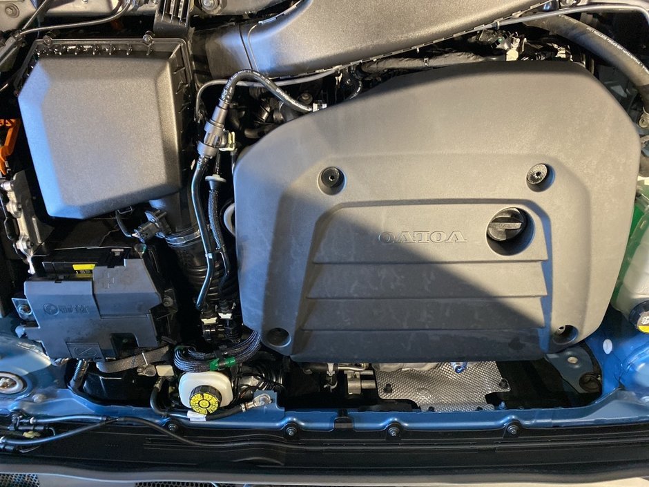 2025 Volvo XC40 B5 AWD Plus Dark Theme-25