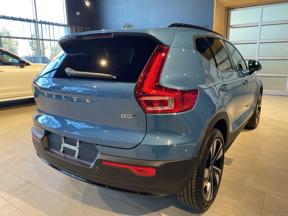 2025 Volvo XC40 B5 AWD Plus Dark Theme-4