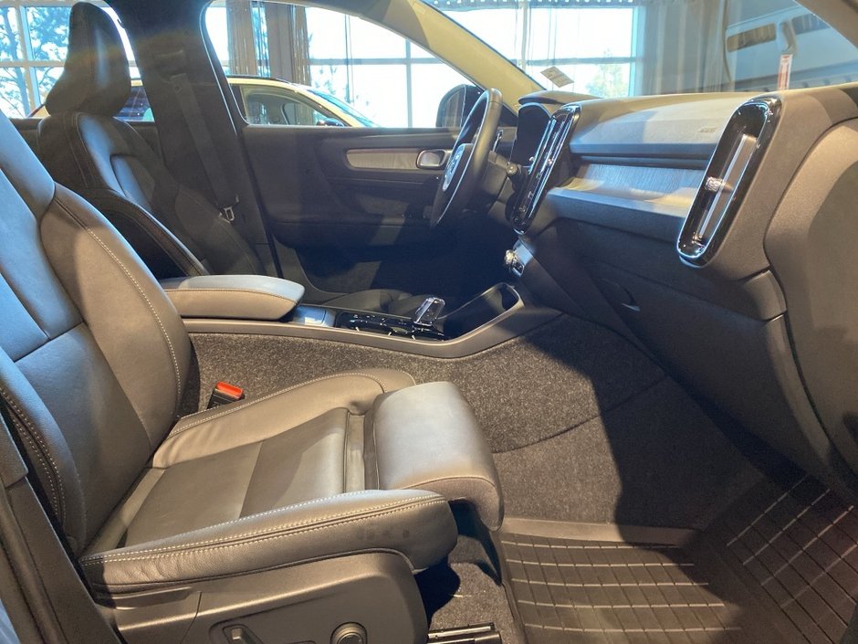 2025 Volvo XC40 B5 AWD Plus Dark Theme-22