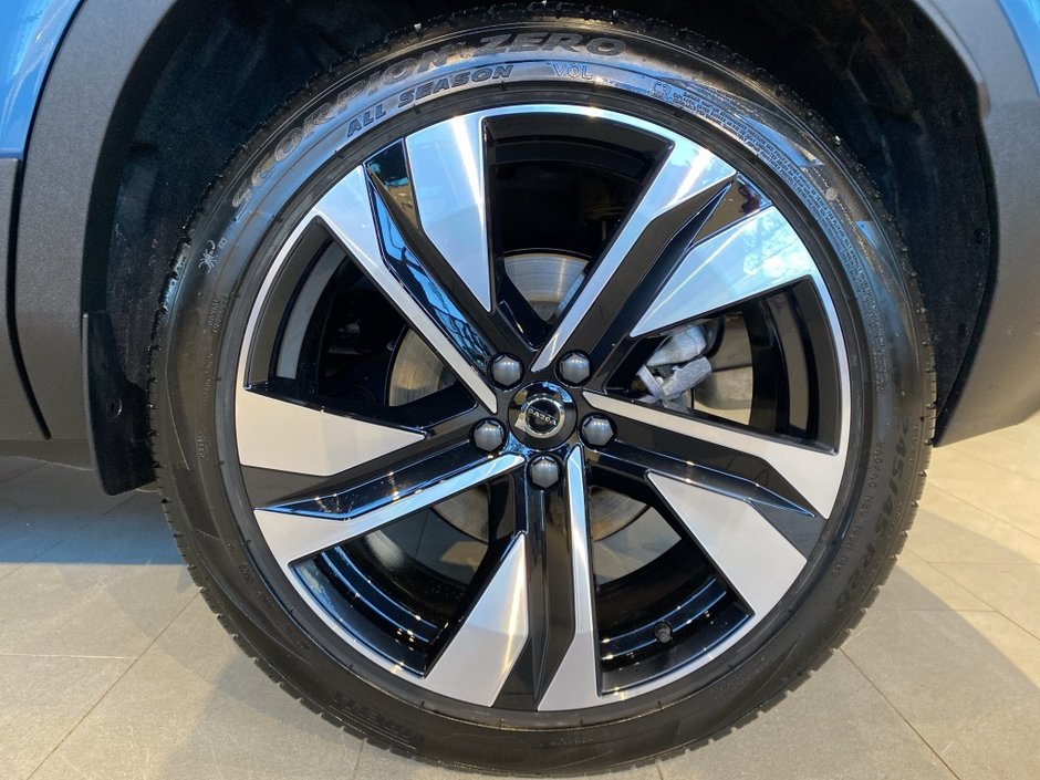 2025 Volvo XC40 B5 AWD Plus Dark Theme-8