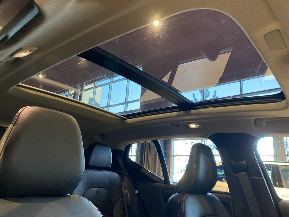 2025 Volvo XC40 B5 AWD Plus Dark Theme-24