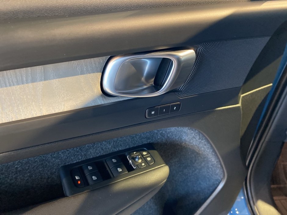 2025 Volvo XC40 B5 AWD Plus Dark Theme-11