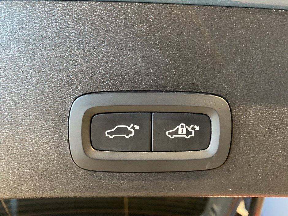 2025 Volvo XC40 B5 AWD Plus Dark Theme-20