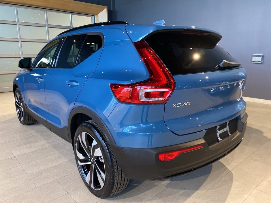 2025 Volvo XC40 B5 AWD Plus Dark Theme-2