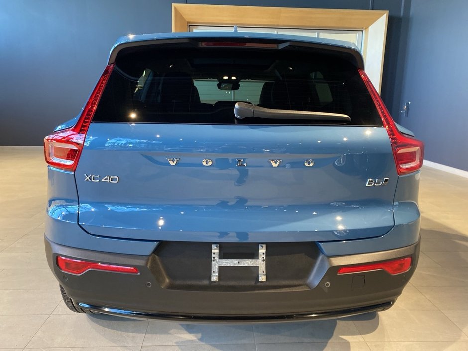 2025 Volvo XC40 B5 AWD Plus Dark Theme-3