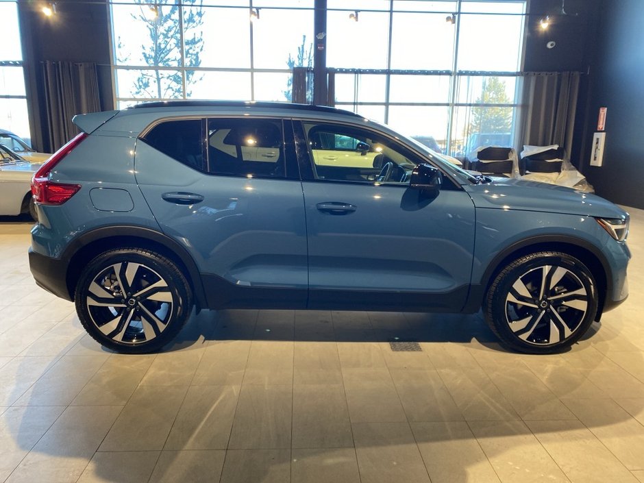 2025 Volvo XC40 B5 AWD Plus Dark Theme-5