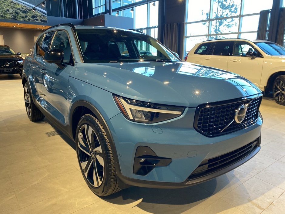 2025 Volvo XC40 B5 AWD Plus Dark Theme-6