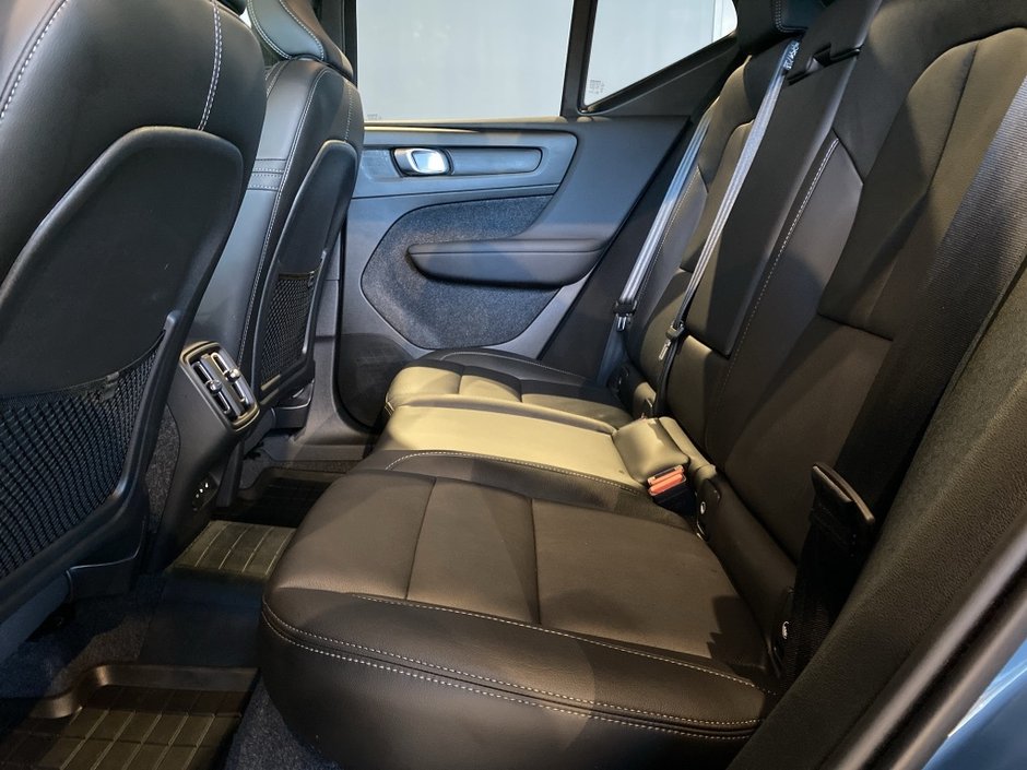 2025 Volvo XC40 B5 AWD Plus Dark Theme-17