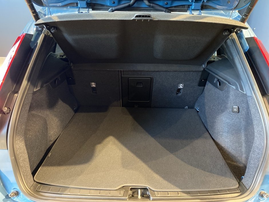 2025 Volvo XC40 B5 AWD Plus Dark Theme-19