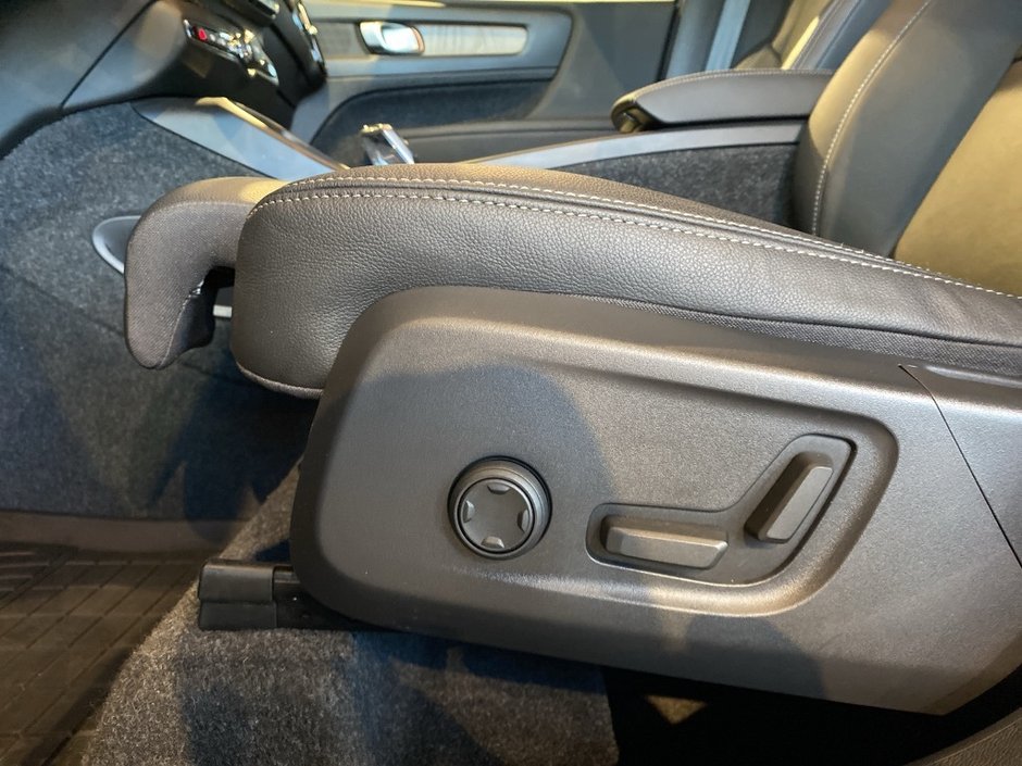 2025 Volvo XC40 B5 AWD Plus Dark Theme-13