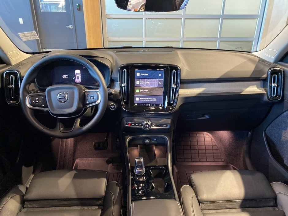 2025 Volvo XC40 B5 AWD Plus Dark Theme-10