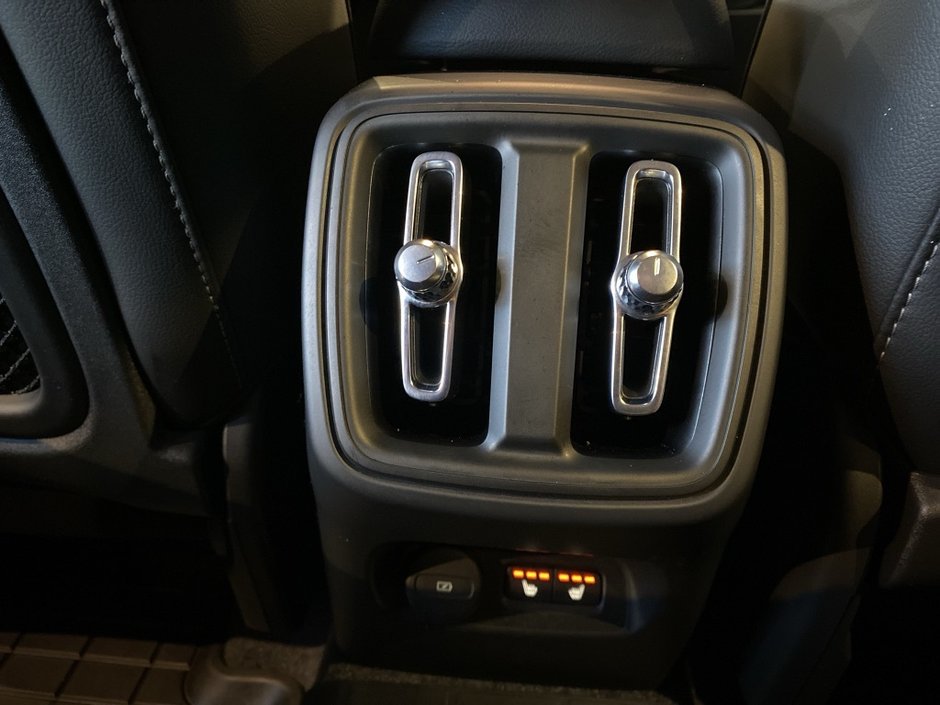 2025 Volvo XC40 B5 AWD Plus Dark Theme-18