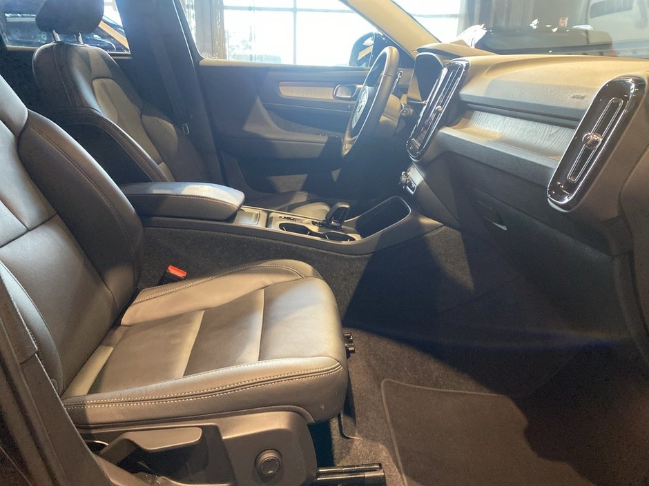 2025 Volvo XC40 B5 AWD Core Bright Theme-21