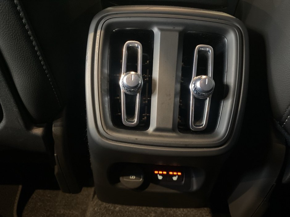 2025 Volvo XC40 B5 AWD Core Bright Theme-17