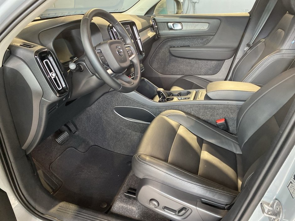 2025 Volvo XC40 B5 AWD Core Bright Theme-9