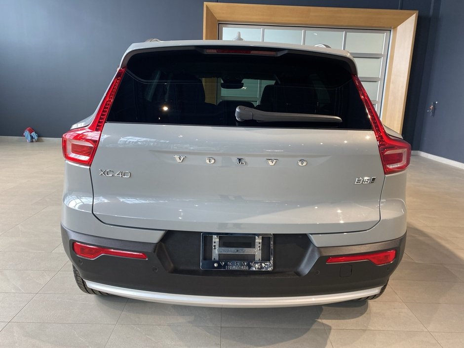 2025 Volvo XC40 B5 AWD Core Bright Theme-3