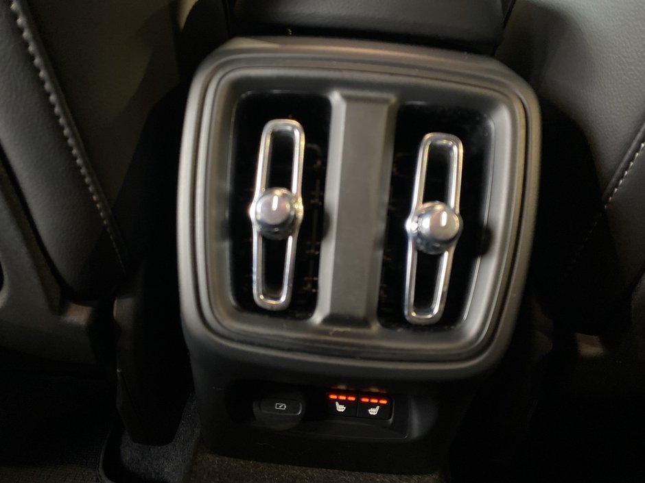 2025 Volvo XC40 B5 AWD Core Bright Theme-18