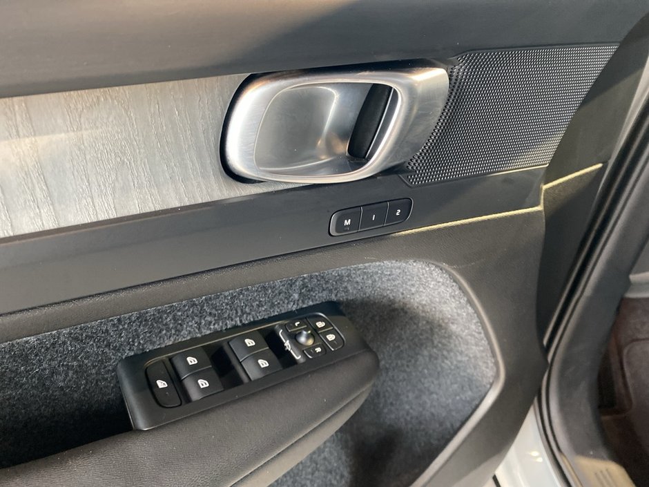 2025 Volvo XC40 B5 AWD Core Bright Theme-11