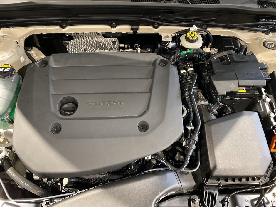 2025 Volvo XC40 B5 AWD Plus Dark Theme-25