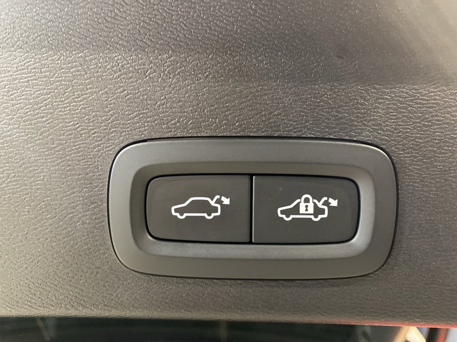 2025 Volvo XC40 B5 AWD Plus Dark Theme-20