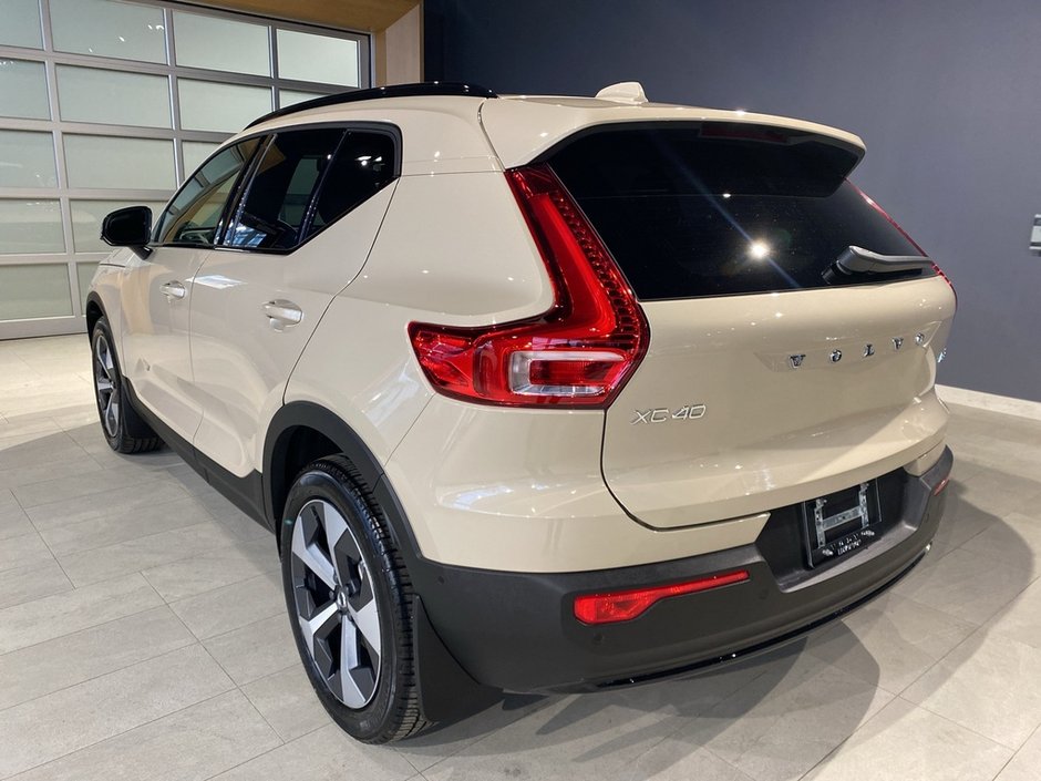2025 Volvo XC40 B5 AWD Plus Dark Theme-2