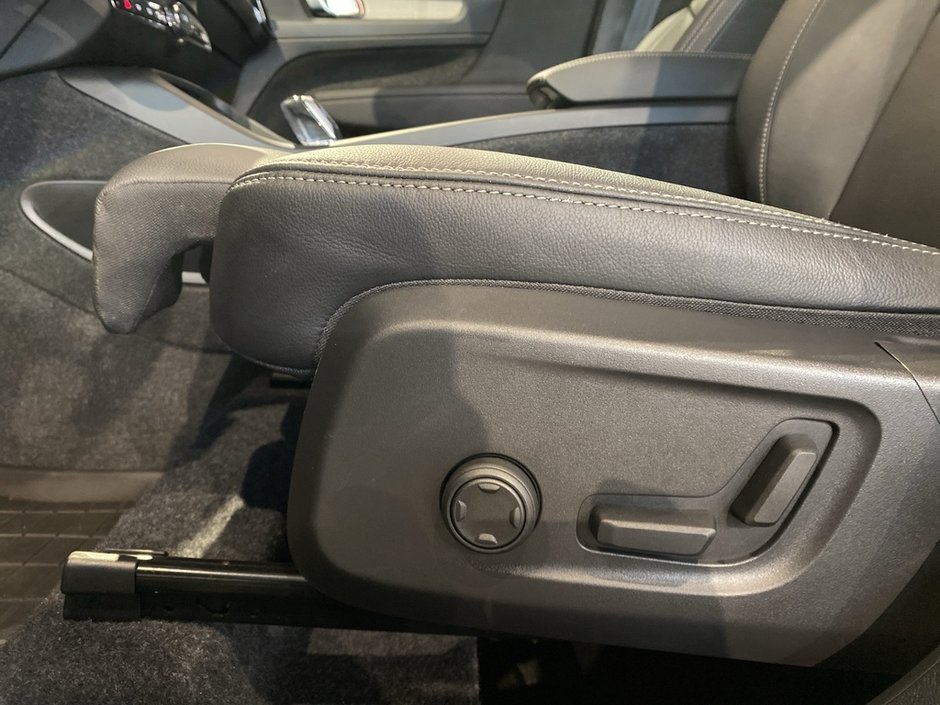 2025 Volvo XC40 B5 AWD Plus Dark Theme-13