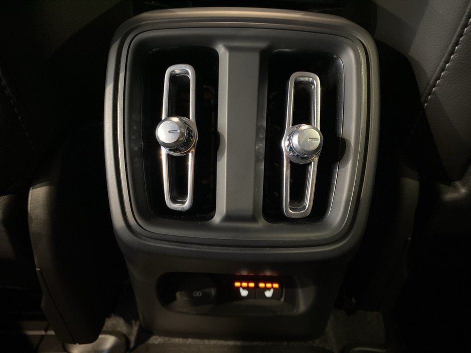 2025 Volvo XC40 B5 AWD Plus Dark Theme-18