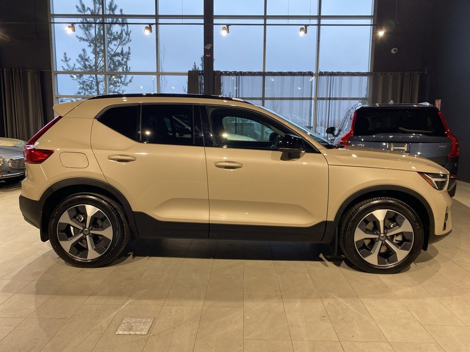 2025 Volvo XC40 B5 AWD Plus Dark Theme-5