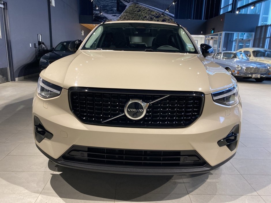 2025 Volvo XC40 B5 AWD Plus Dark Theme-7