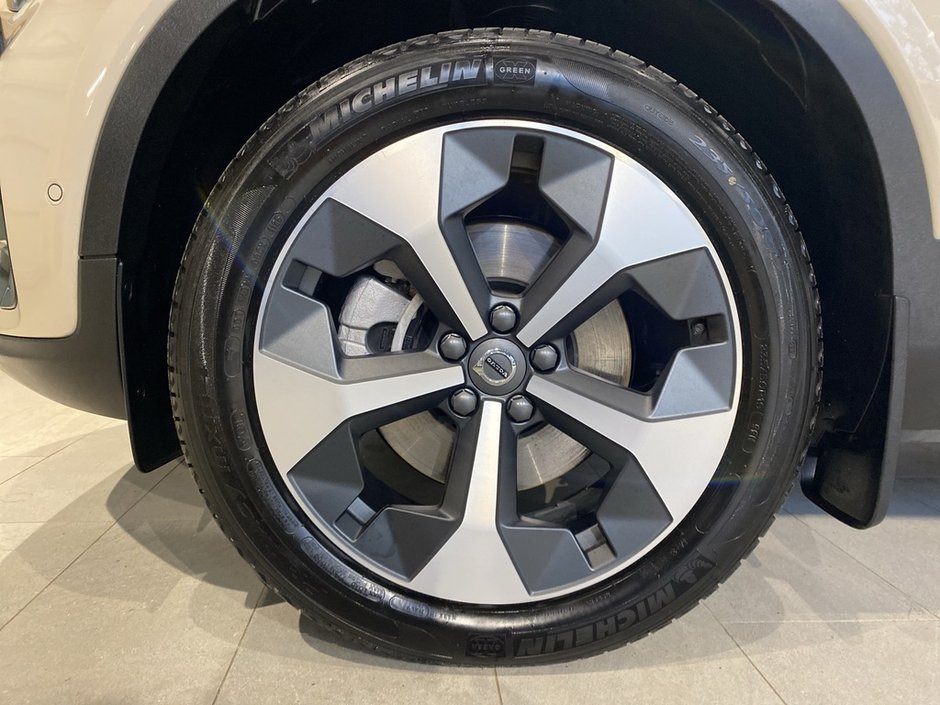 2025 Volvo XC40 B5 AWD Plus Dark Theme-8