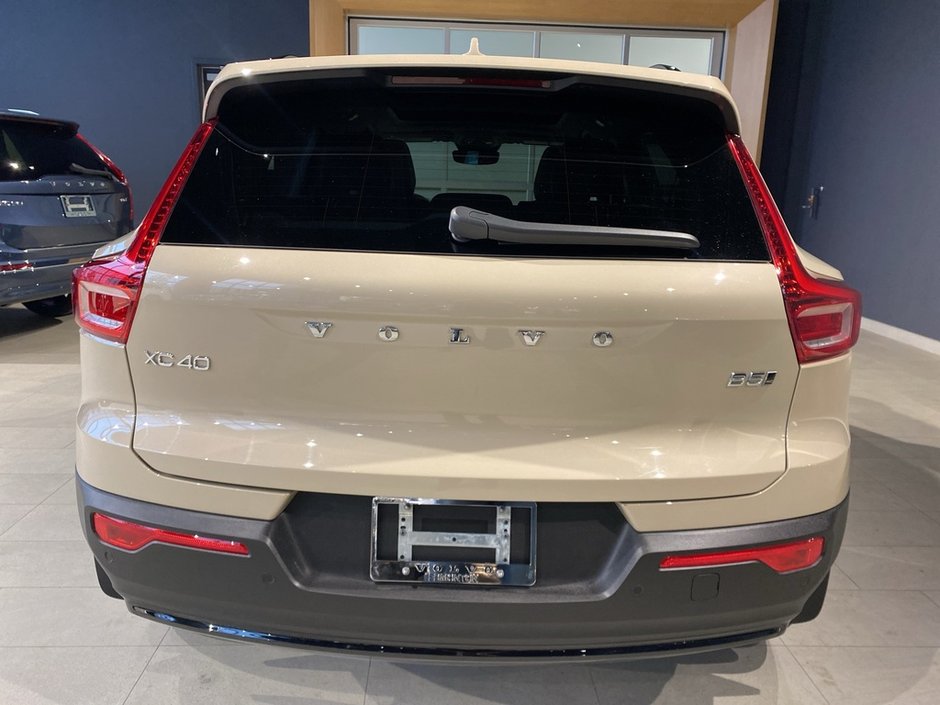 2025 Volvo XC40 B5 AWD Plus Dark Theme-3
