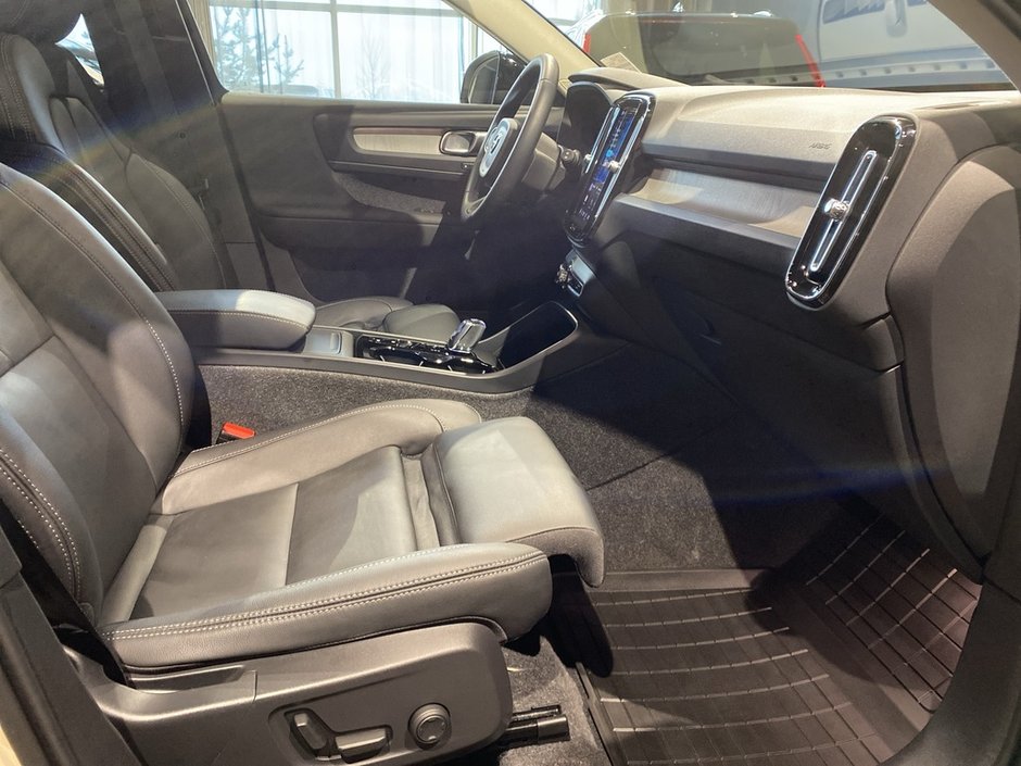 2025 Volvo XC40 B5 AWD Plus Dark Theme-22