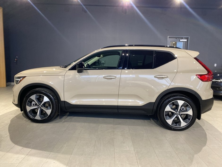 2025 Volvo XC40 B5 AWD Plus Dark Theme-1