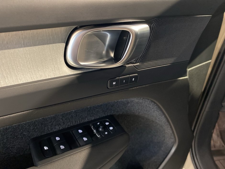 2025 Volvo XC40 B5 AWD Plus Dark Theme-11