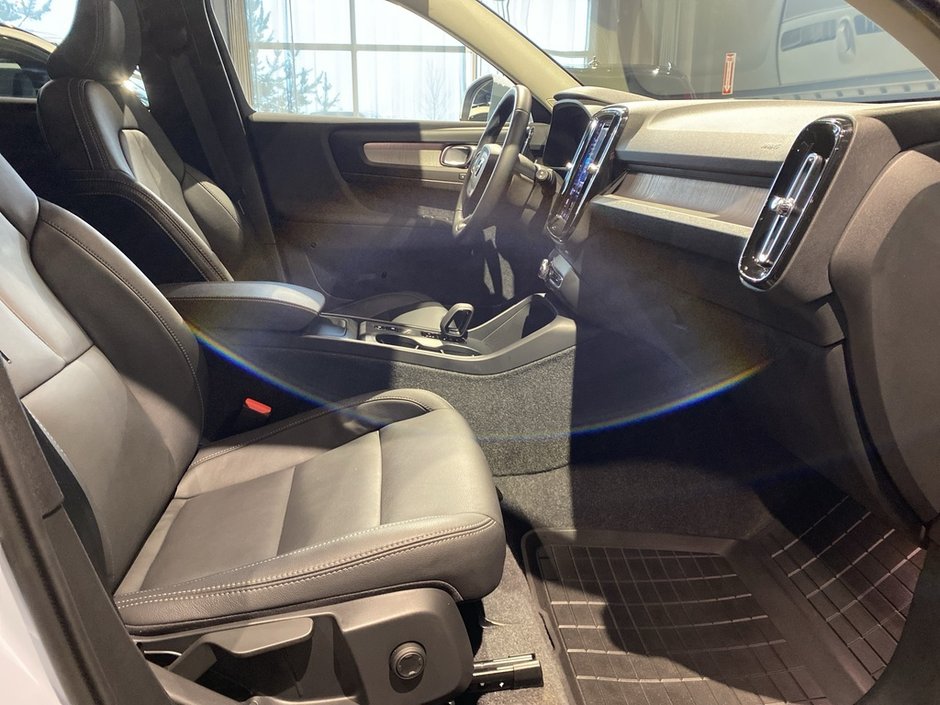 2025 Volvo XC40 B5 AWD Core Bright Theme-22