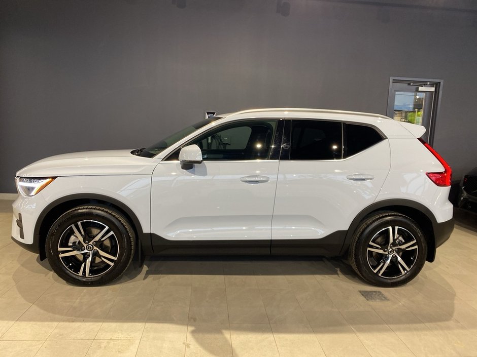 2025 Volvo XC40 B5 AWD Core Bright Theme-1