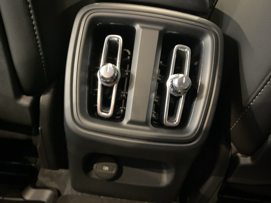 2025 Volvo XC40 B5 AWD Core Bright Theme-18