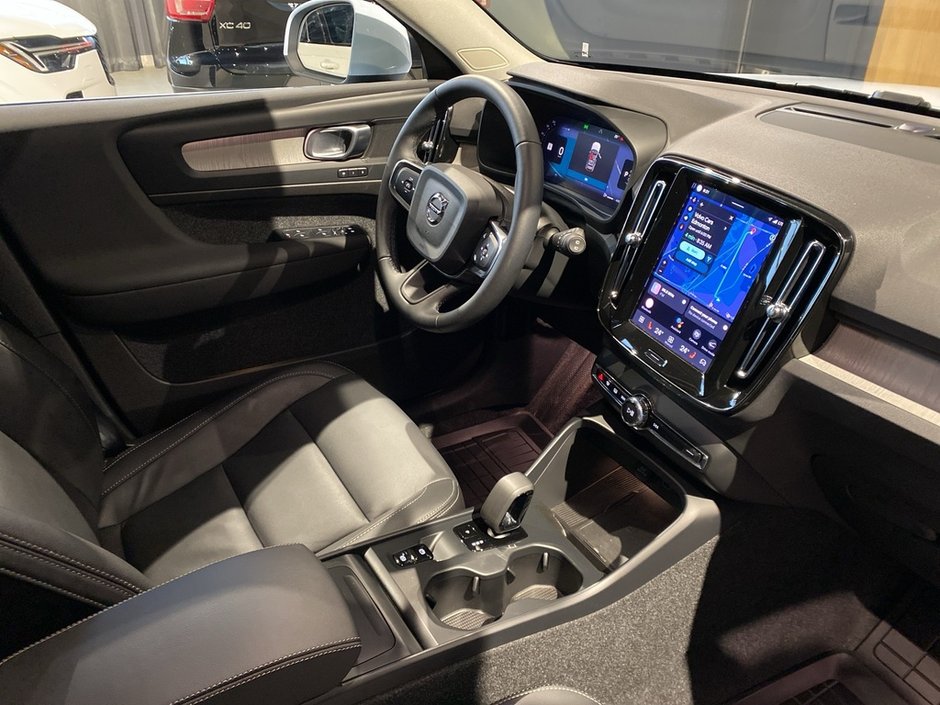 2025 Volvo XC40 B5 AWD Core Bright Theme-23