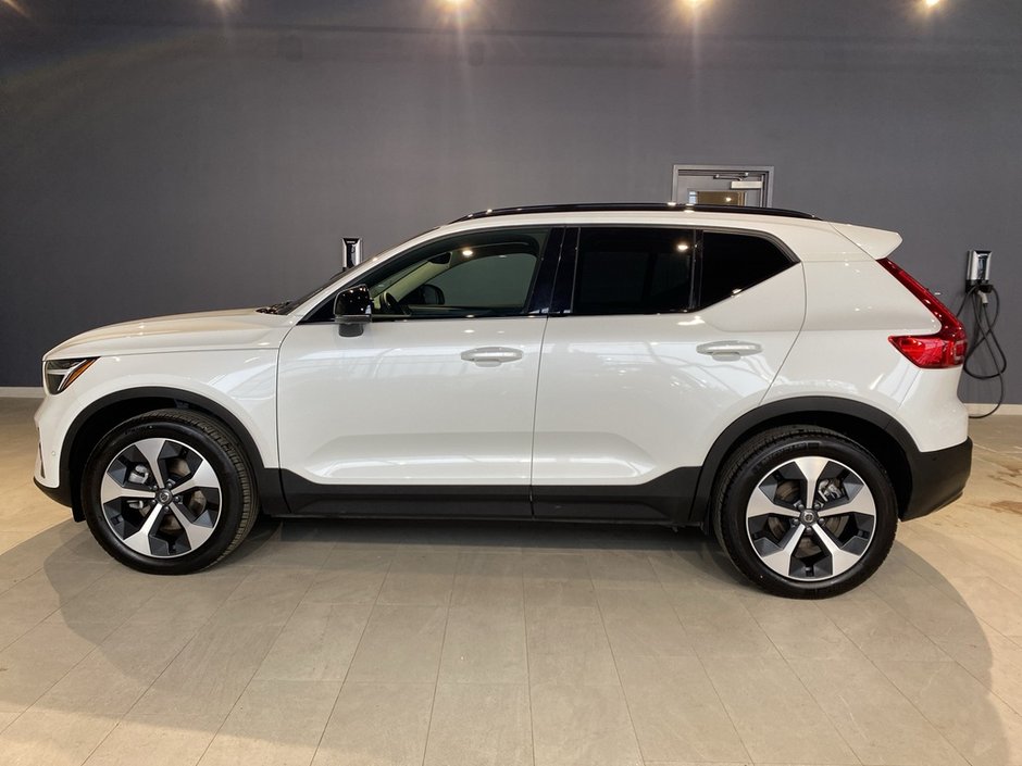 2025 Volvo XC40 B5 AWD Plus Dark Theme-1